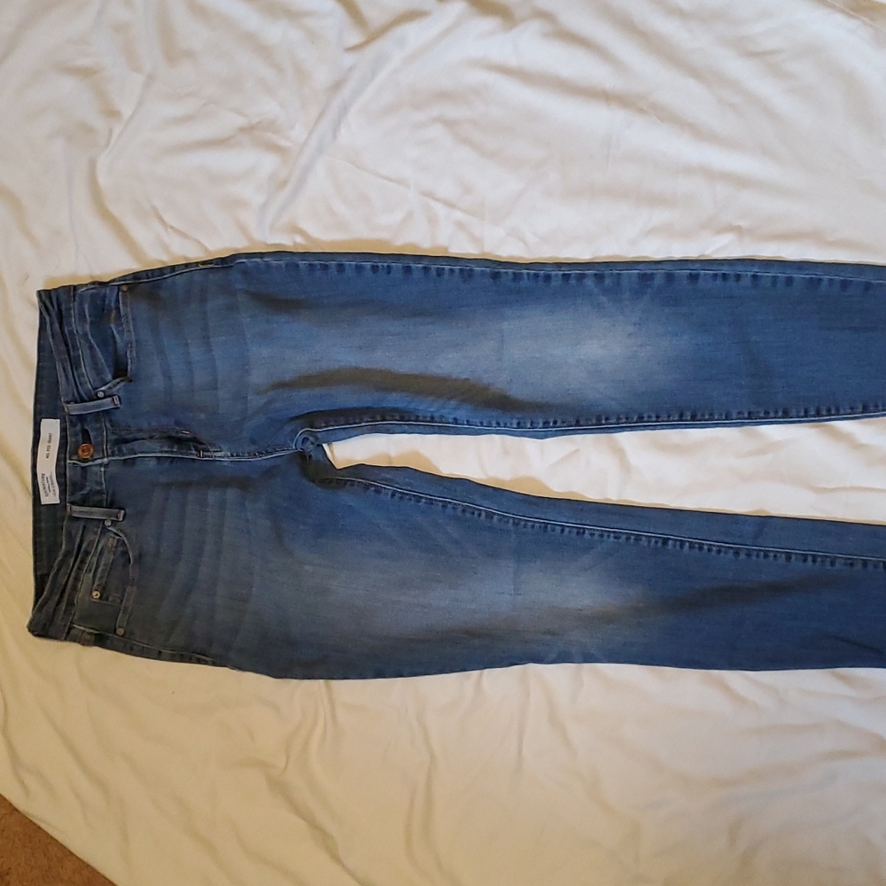 Signature by Levi Strauss. Womans 27x30 mid rise skinny jeans.
